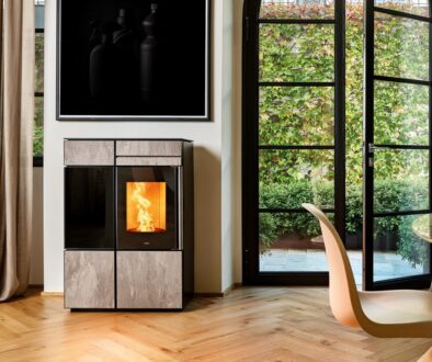 Wasserführender Pelletofen im Wohnraum