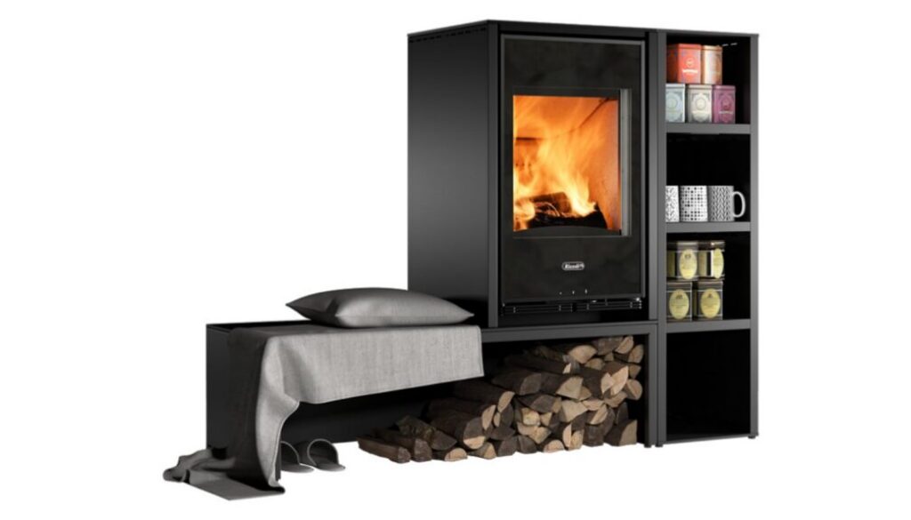 Kaminofen mit Sitzbank, Holzfach darunter und Regal daneben