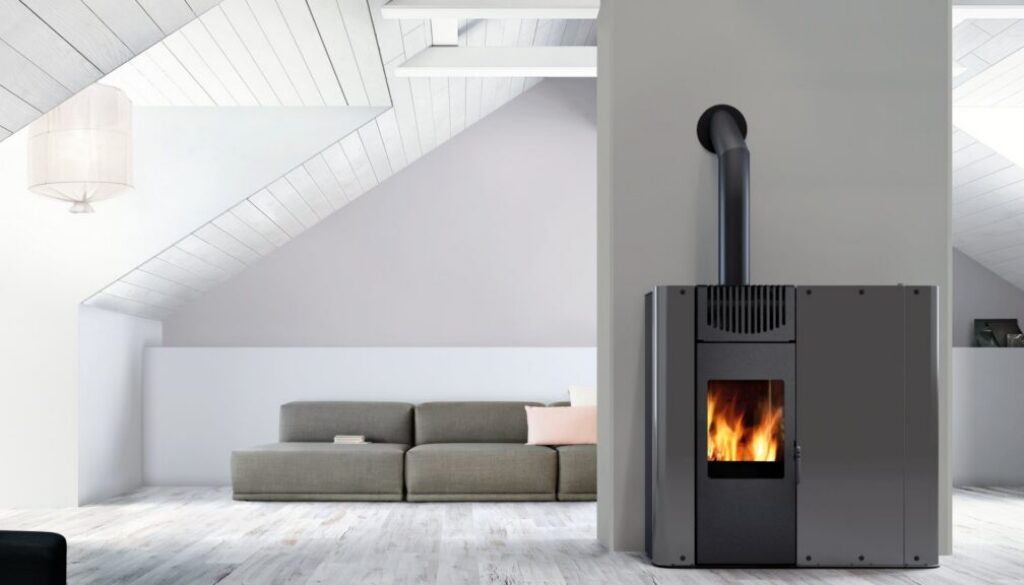 Kombiofen für Holz und Pellets im hellen Wohnraum mit Dachschräge